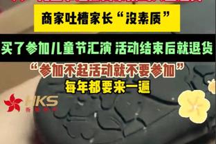 可别有事啊！王大雷主动示意主裁马宁自己受伤，马宁吹停比赛